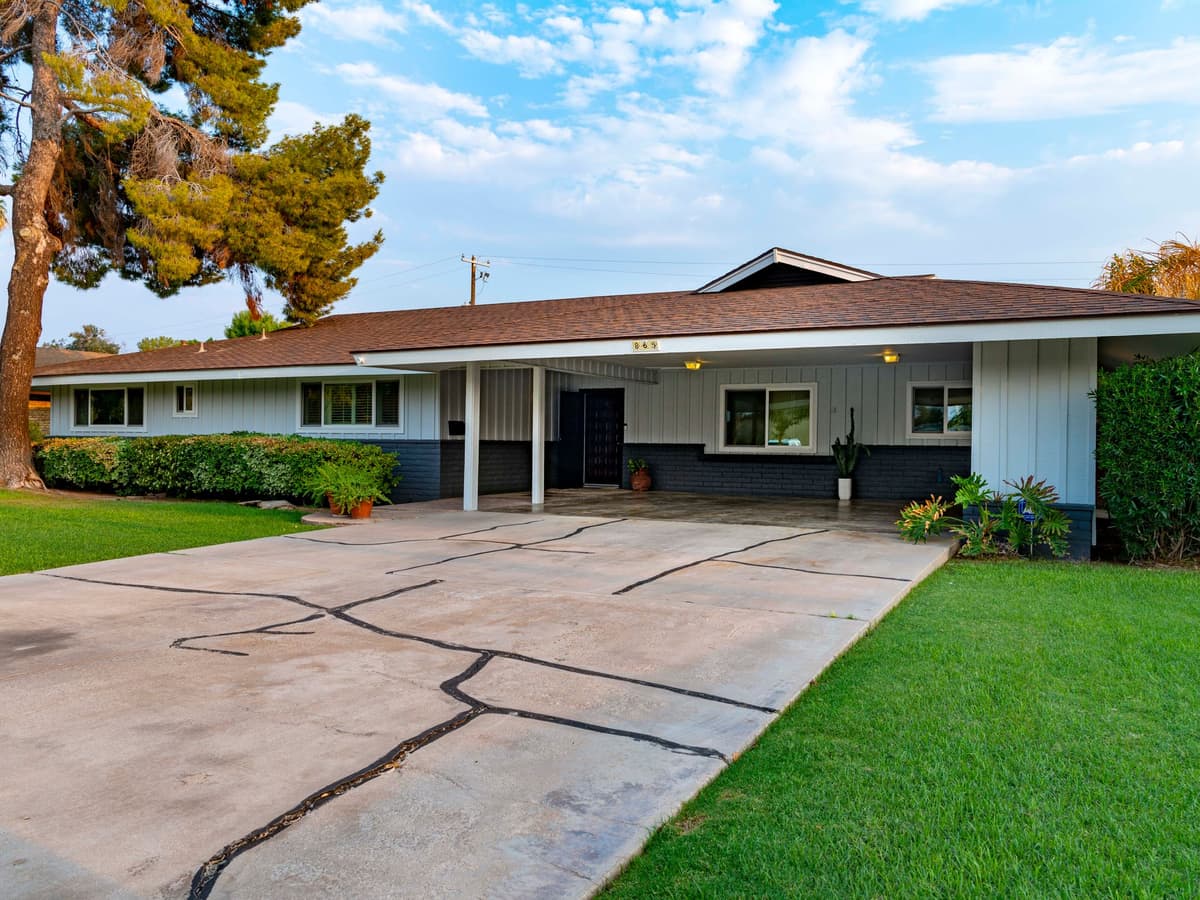 Single-story stucco home in Mesa with bougainvillea
